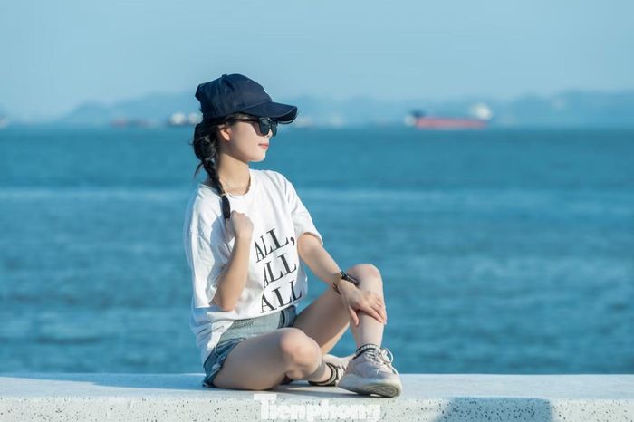Minh Phương đến từ Hà Nội cho biết cùng nhóm bạn tới Quảng Ninh để du lịch dịp nghỉ cuối tuần. Ngoài thưởng thức các món ăn đặc sản, cả nhóm lên kế hoạch đi một số điểm thuộc Khu du lịch Bãi Cháy để chụp ảnh check-in.