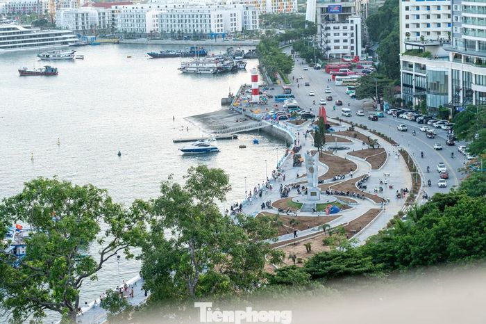 Công viên và bến phà Bãi Cháy nhìn từ trên cầu Bãi Cháy xuống.
