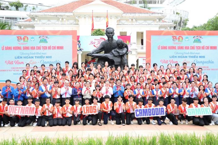 Lãnh đạo TPHCM chụp ảnh lưu niệm cùng thiếu nhi ba nước.