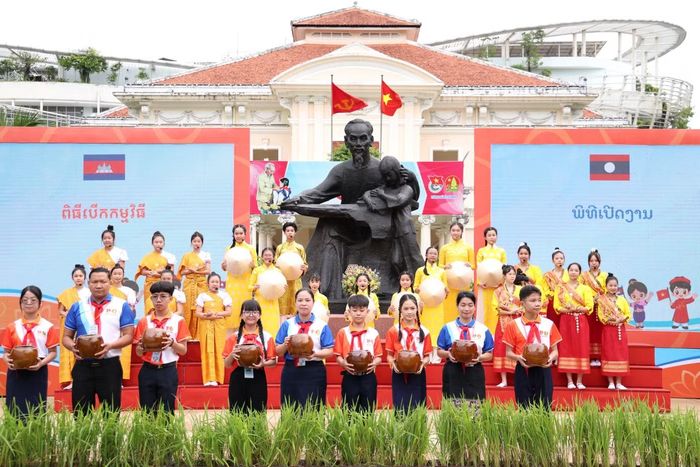 Đại diện phụ trách thiếu nhi và các em thiếu nhi ba nước thực hiện nghi thức mở màn liên hoan.