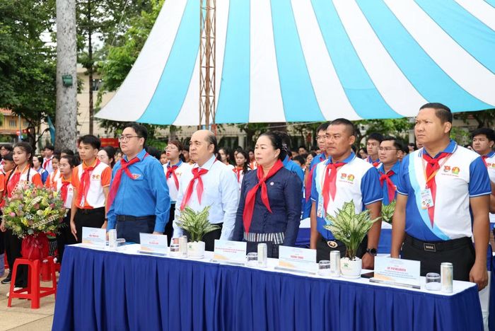 Lãnh đạo TPHCM cùng đại biểu ba nước Việt Nam - Lào - Campuchia thực hiện nghi thức chào cờ tại lễ khai mạc liên hoan. Ảnh: Ngô Tùng