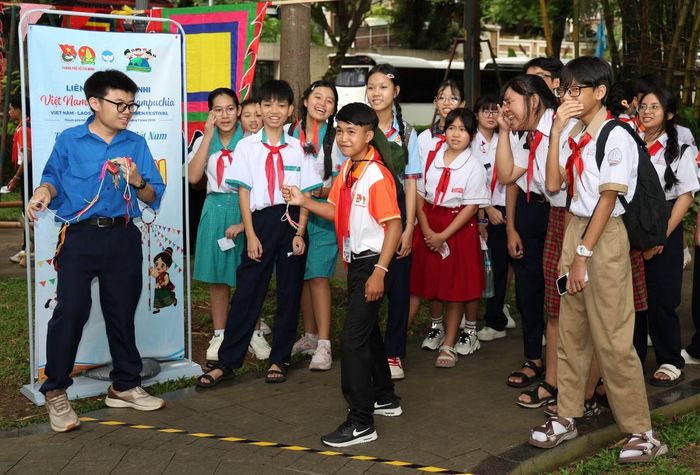 Bạn nhỏ hào hứng trải nghiệm trò chơi dân gian ném còn.