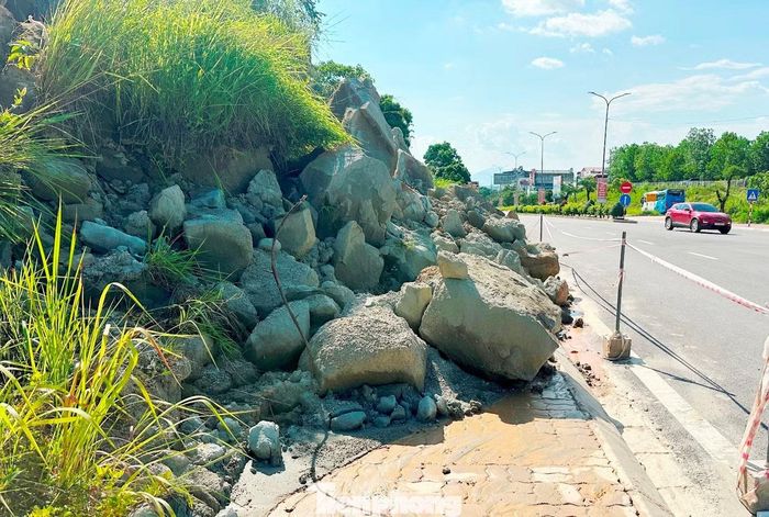 Tại nhiều vị trí sạt lở trên QL3 qua địa bàn Cao Bằng, vẫn nguyên những khối đá to lăn xuống lấn chiếm vỉa hè, lòng đường