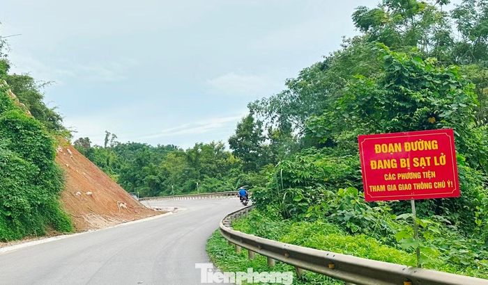 Một số vị trí sạt lở trên QL4 hướng từ xã Na Sầm (Lạng Sơn) đi Cao Bằng được đơn vị quản lý đường bộ cắm biển cảnh báo