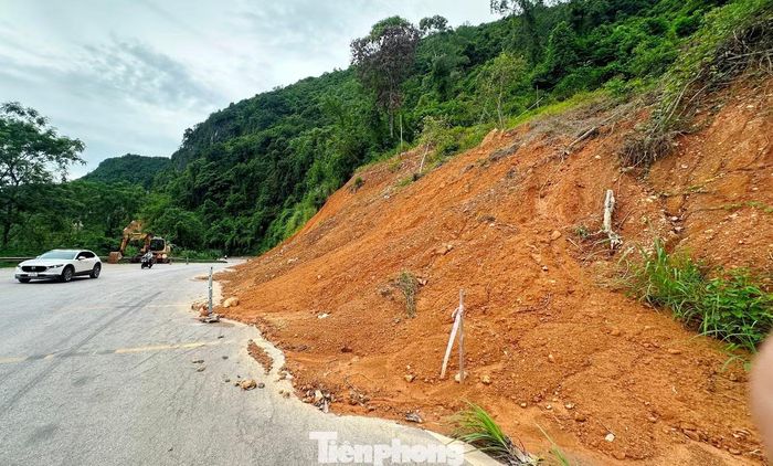 Trên QL4, tại đoạn qua xã Na Sầm, Lạng Sơn, tình trạng sườn núi sạt lở đất chiếm gần một nửa lòng đường.