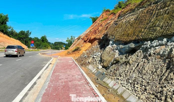 Trên QL3 qua Cao Bằng, nhiều đoạn vách và sườn núi đi qua khu dân cư được bao móng và kè chống sạt lở, nhưng những ngày qua tình trạng sạt lở vẫn xảy ra.