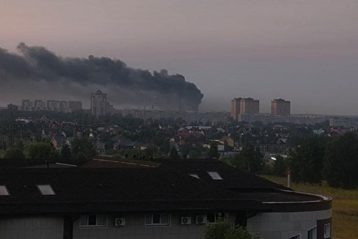 Khói bốc lên từ một nhà máy công nghiệp của Nga ở Chekhov, gần Moscow.