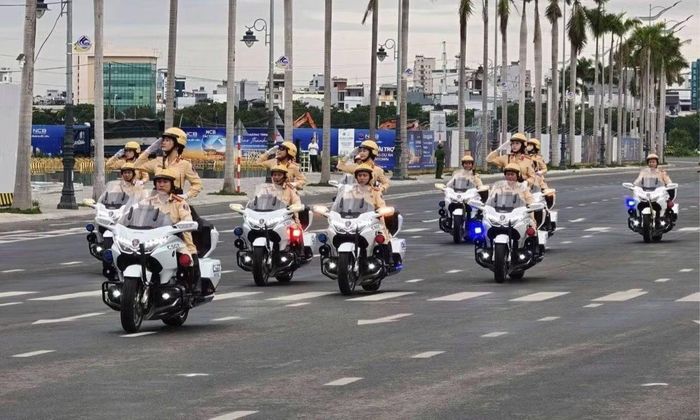 Lực lượng CSGT tập luyện trên đường phố Đà Nẵng.