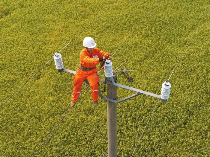 Công ty Điện lực Hà Tĩnh thường xuyên kiểm tra, xử lý khiếm khuyết trên lưới điện để tối ưu phương thức vận hành.
