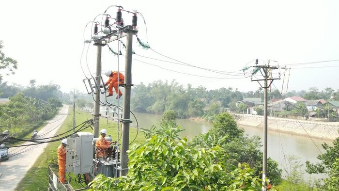  Công nhân Điện lực Đức Thọ kiểm tra, vận hành lưới điện nhằm nâng cao hiệu quả cung cấp điện và giảm tổn thất điện năng. 
