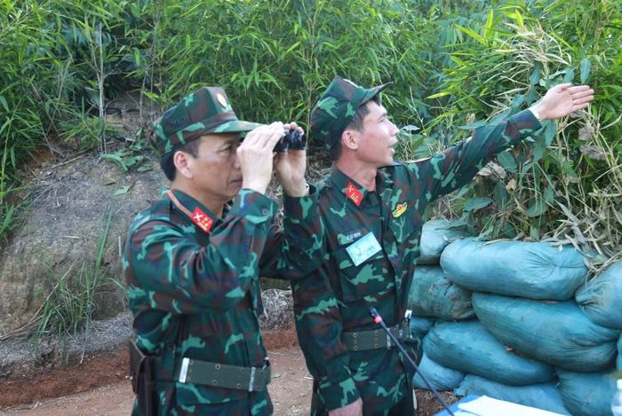 Sư đoàn trưởng Sư đoàn 304 tiến hành trinh sát thực địa hoàn chỉnh quyết tâm chiến đấu.