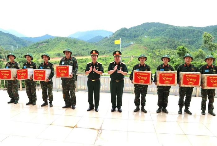 Lãnh đạo Quân khu 2 trao quà tặng các đơn vị thực binh hoàn thành tốt nhiệm vụ diễn tập.