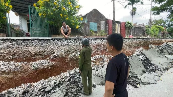 Độ sâu đoạn đường bị sụt lún có nơi chênh lệch đến 1,7 m.