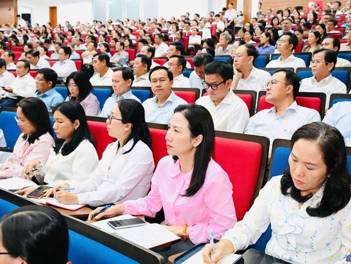 Lãnh đạo các sở, ban ngành, đơn vị, địa phương tham dự hội nghị đối thoại. Ảnh: Việt Dũng
