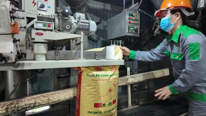 Hoạt động sản xuất tại Nhà máy Thức ăn chăn nuôi Thiên Lộc.
