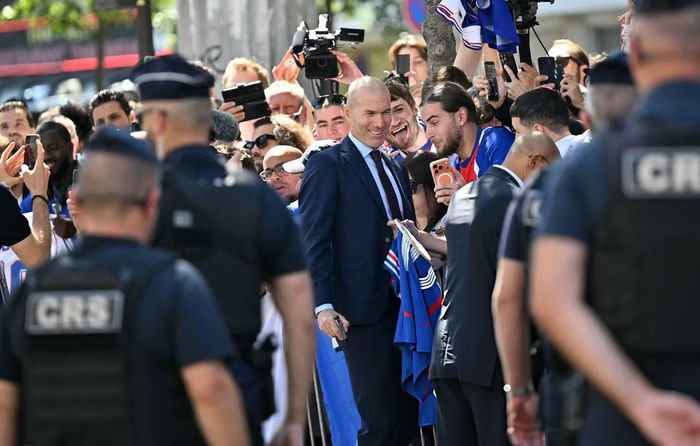 Zidane ra mắt truyền thông và CĐV Pháp.