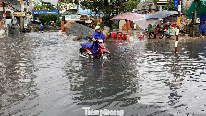 Đường Hồ Học Lãm đoạn giao với đường số 7 bị ngập sâu sau mưa lớn.