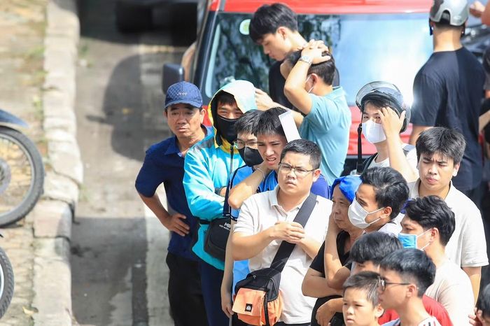 Ngay trong ngày đầu mở bán, rất đông cổ động viên có mặt từ sớm để xếp hàng. Không ít người chấp nhận đứng dưới thời tiết nắng nóng nhiều giờ với mong muốn sở hữu những tấm vé có vị trí đẹp để tiếp lửa cho thầy trò HLV Kim Sang-sik.