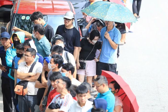 Trước đó, VFF dự kiến chỉ phát hành vé theo hình thức trực tuyến trong giai đoạn từ ngày 17 đến 25/7. Tuy nhiên, trước nhu cầu vượt xa dự kiến, ban tổ chức quyết định mở thêm kênh bán vé trực tiếp từ chiều 28/7 đến hết ngày 30/7 hoặc đến khi số vé được phân phối hết.