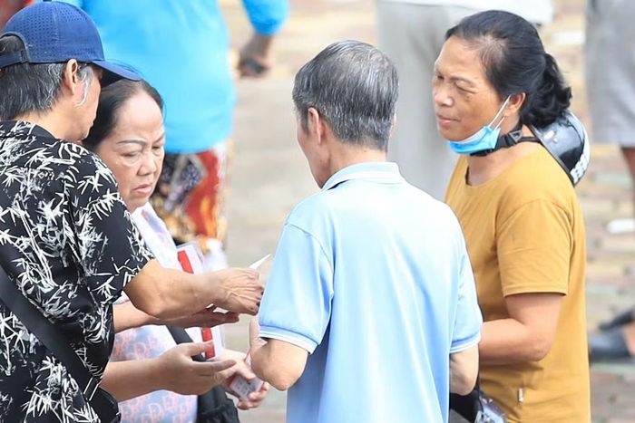 Trái ngược với cảnh người hâm mộ kiên nhẫn chờ mua vé chính thức, các phe vé cũng nhanh chóng hoạt động sôi nổi quanh khu vực VFF và sân Mỹ Đình. Nhiều người liên tục tiếp cận, mời chào những khán giả không muốn xếp hàng hoặc có nhu cầu mua các vị trí đẹp.