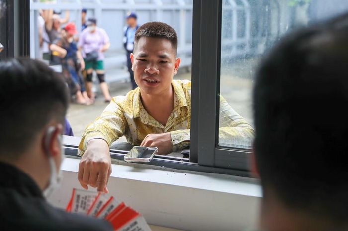 Quầy bán vé được đặt tại cổng chính trụ sở VFF trên đường Lê Quang Đạo (phường Từ Liêm, Hà Nội). Từ ngày 30/7, VFF tăng cường thêm điểm bán tại cổng chính sân vận động quốc gia Mỹ Đình trên đường Lê Đức Thọ nhằm đáp ứng nhu cầu của người hâm mộ.