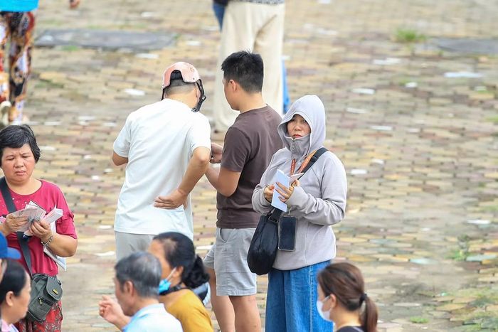 Trong khi đó, vé mệnh giá 200.000 đồng và 300.000 đồng ở các khán đài C, D cũng được bán chênh từ 100.000 đồng trở lên so với giá gốc. Dù phải trả mức giá cao hơn đáng kể, vẫn có nhiều người hâm mộ chấp nhận mua lại để tiết kiệm thời gian hoặc lựa chọn được vị trí ngồi như mong muốn.