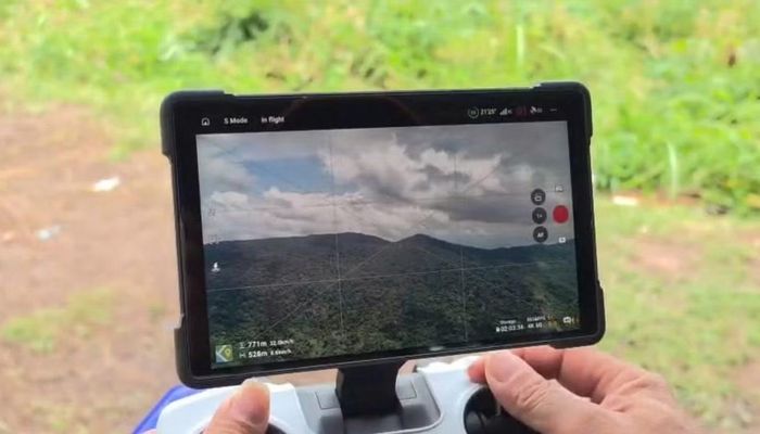 Flycam được huy động để tìm kiếm em M.