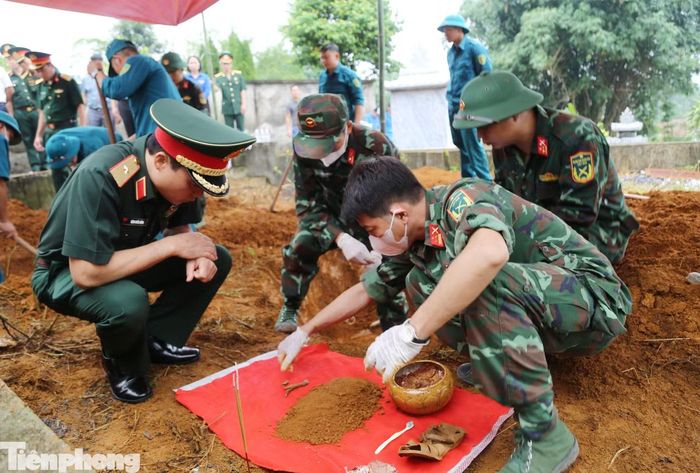 Lấy mẫu để xác định ADN các hài cốt liệt sĩ được phát hiện. Ảnh: Bộ CHQS tỉnh Lào Cai.