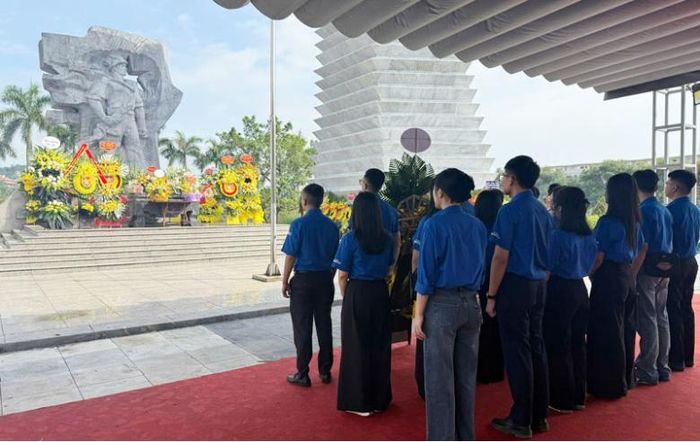 PTSC Thanh Hóa dâng hương tưởng niệm tại Tượng đài Anh hùng Liệt sĩ phường Hàm Rồng.