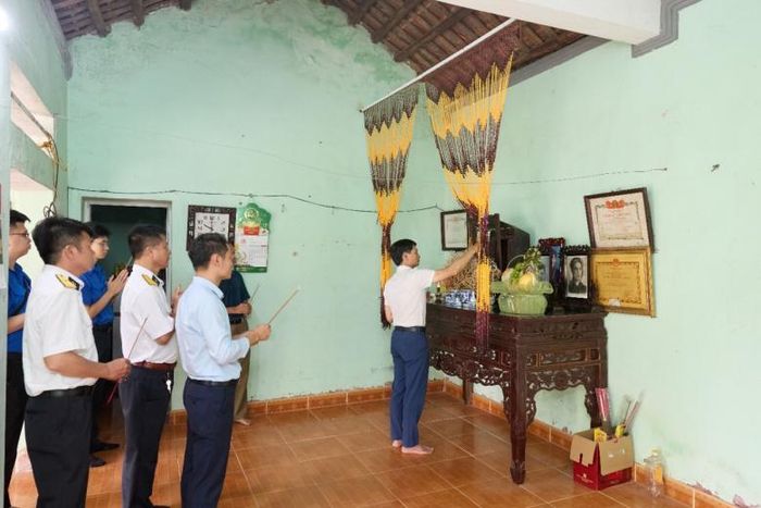 Dâng hương tri ân Mẹ Việt Nam Anh hùng.