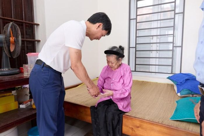 Đồng chí Lê Văn Ngà - Bí thư Đảng ủy, Chủ tịch Hội đồng Quản trị PTSC Thanh Hóa đại diện đoàn thăm hỏi Mẹ Việt Nam Anh hùng tại địa phương.