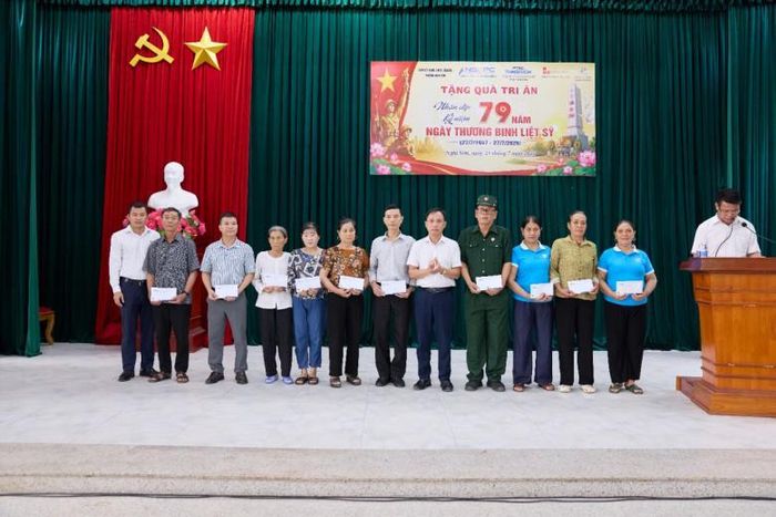 Trao quà tri ân các gia đình chính sách, người có công với cách mạng trên địa bàn phường Nghi Sơn.