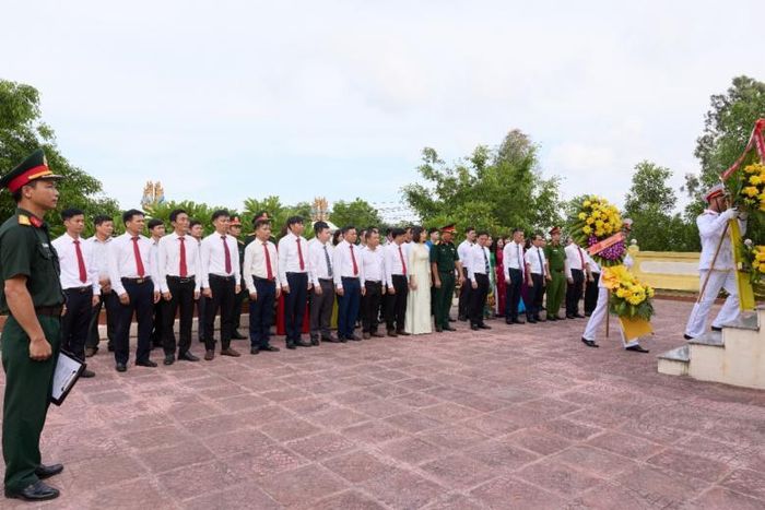 PTSC Thanh Hóa dâng hương tưởng niệm tại Tượng đài Anh hùng Liệt sĩ phường Trúc Lâm.