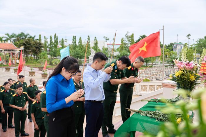  PVCFC dâng hương, dâng hoa tưởng niệm các Anh hùng liệt sĩ tại Nghĩa trang Liệt sĩ tỉnh Cà Mau. 