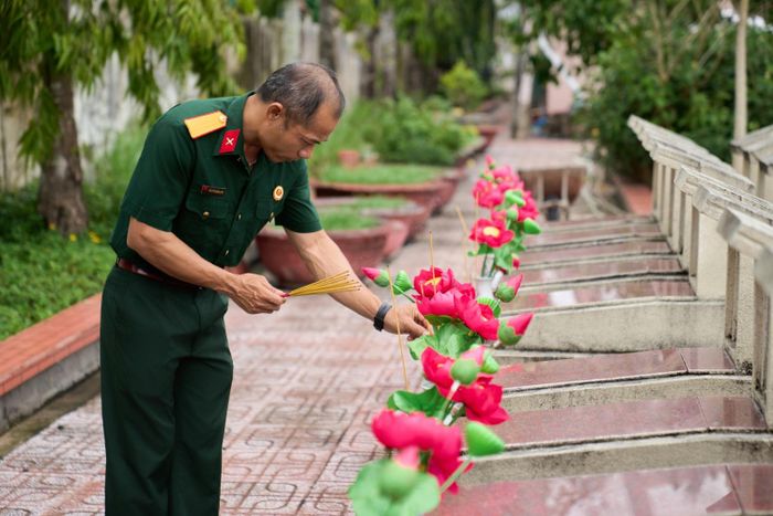Các thành viên trong đoàn thắp hương tại từng phần mộ liệt sĩ