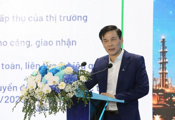 Giám đốc PVNDB Nguyễn Duyên Cường trình bày tham luận tại hội nghị.