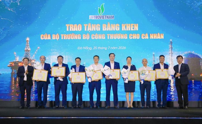 Giám đốc PVNDB Nguyễn Duyên Cường nhận Bằng khen của Bộ trưởng Bộ Công Thương dành cho cá nhân.