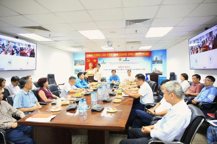 Thay mặt người lao động Tổng công ty, Chủ tịch Công đoàn PETROCONS Nguyễn Thị Thu Hường đề xuất một số kiến nghị, giải pháp tại diễn đàn.