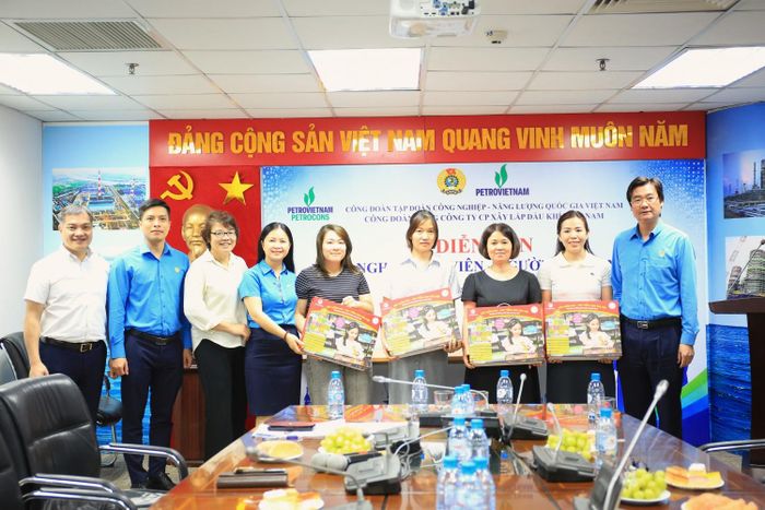 Thay mặt Tổng Liên đoàn Lao động Việt Nam, đại diện Công đoàn Petrovietnam trao các phần quà cho con em một số gia đình công đoàn viên có hoàn cảnh khó khăn của PETROCONS.
