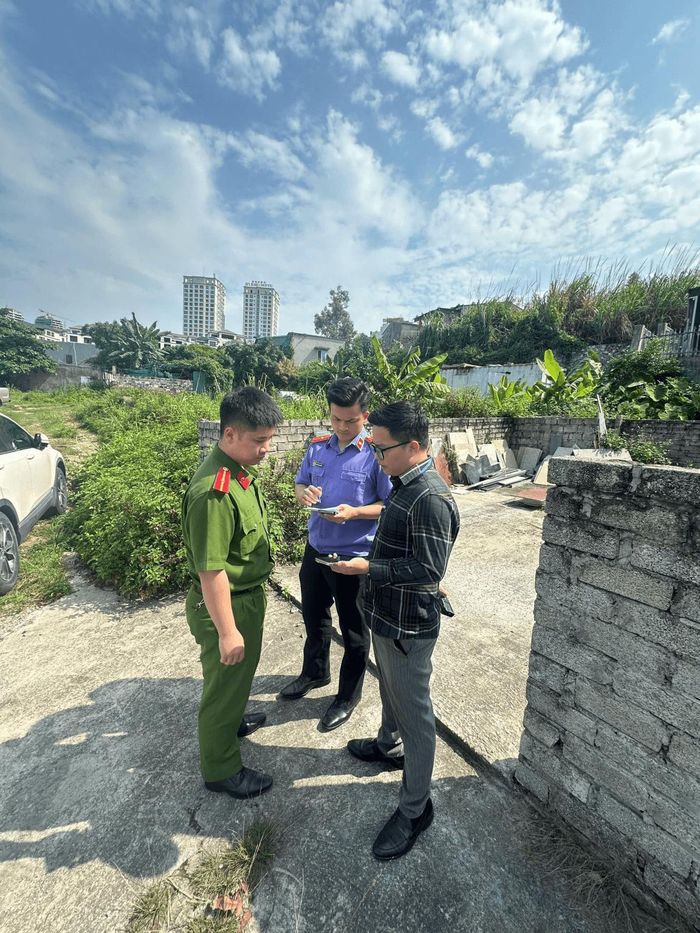 Cơ quan chức năng xác minh, kiểm tra hiện trạng nơi xảy ra hành vi vi phạm.