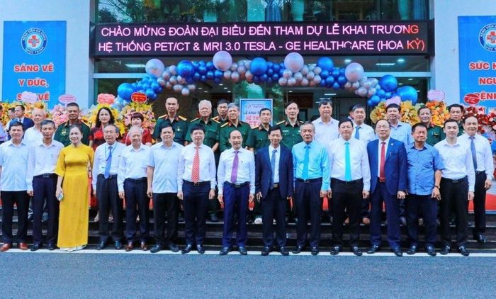 Các đại biểu chụp ảnh lưu niệm tại Lễ khai trương