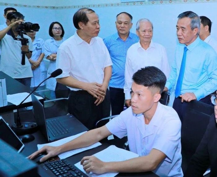 Bí thư Tỉnh ủy Thanh Hóa, Lê Đức Thái xem trực tiếp việc vận hành 2 công nghệ mới