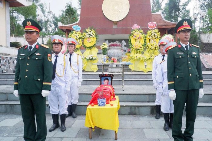 Nghi thức di chuyển hài cốt liệt sĩ Nguyễn Hữu Quế về an táng tại Nghĩa trang Liệt sĩ Nam Đàn.