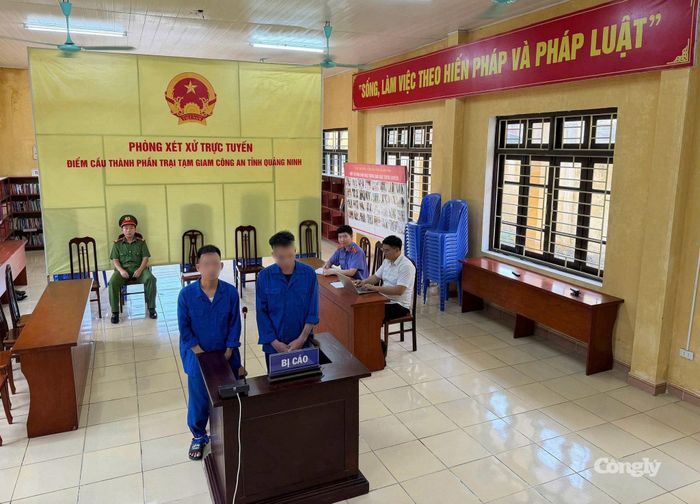 Các bị cáo tại phòng xét xử trực tuyến điểm cầu thành phần. (Ảnh: TV)