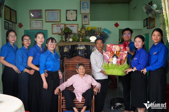 Các đoàn viên, thanh niên thường xuyên đến thăm hỏi, động viên tinh thần gia đình Mẹ Việt Nam Anh hùng Hồ Thị Vàng.