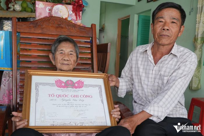 Ông Nguyễn Văn Cầu cùng mẹ Hồ Thị Vàng kể lại những ký ức mà gia đình phải đối mặt với tin 2 người thân hy sinh vì Tổ quốc.