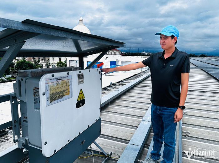 Ông Cường giới thiệu về hệ thống điện mặt trời mái nhà của công ty. Ảnh: TA
