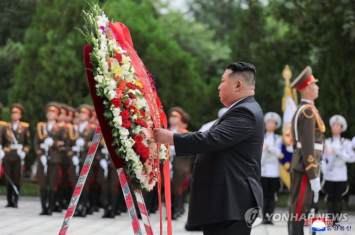 Ông Kim Jong Un đặt vòng hoa tại Nghĩa trang liệt sĩ Chiến tranh Giải phóng Tổ quốc. Ảnh: Yonhap