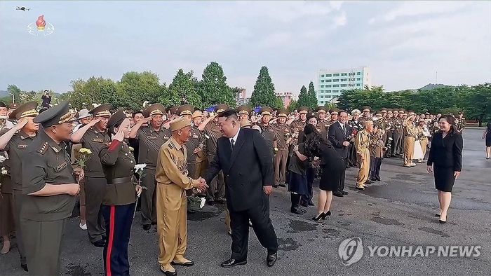 Ông Kim Jong Un thăm hỏi các cựu chiến binh Triều Tiên. Ảnh: Yonhap