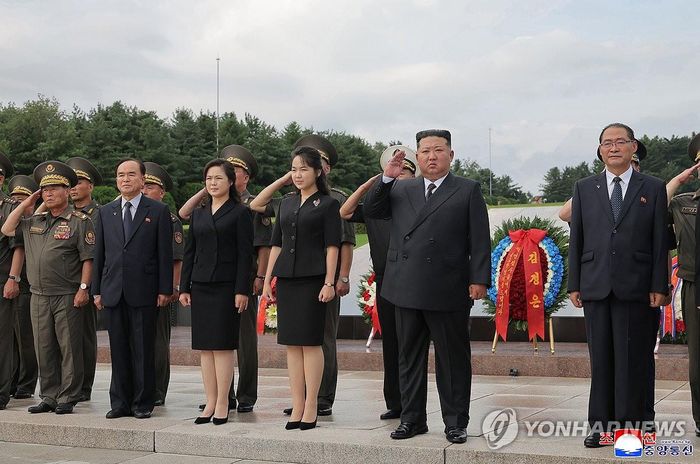 Ông Kim Jong Un cùng vợ và con gái tại Nghĩa trang Liệt sĩ Chiến tranh Giải phóng Tổ quốc. Ảnh: Yonhap